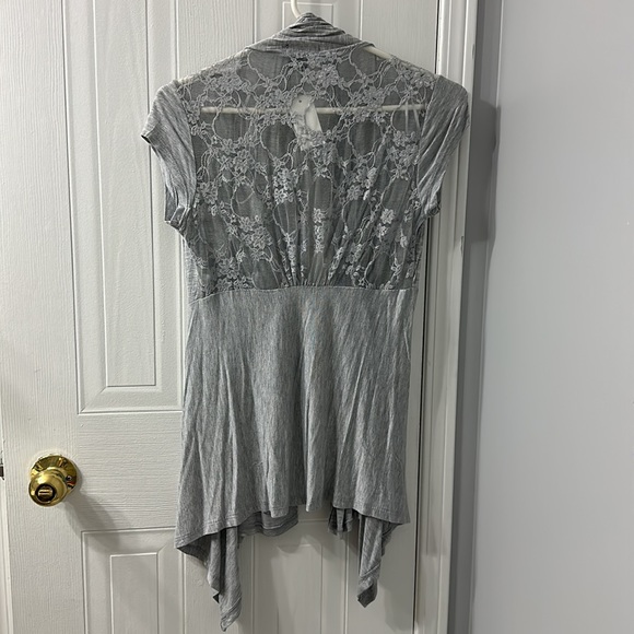 Short Sleeve Top - Picture 2 of 3